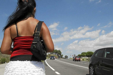 Una prostituta espera en la carretera. | Joan Castro