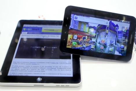 Un iPad (izquierda) junto a un Galaxy (derecha). | Reuters