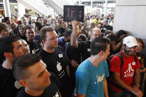 Decenas de personas esperan la apertura de la primera AppleStore en Espaa. | Reuters