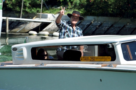 Tarantino llegando en yate a la isla del Lido en Venecia. | Efe