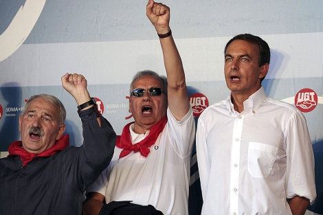 Zapatero canta la Internacional con Guerra y Jos A. Fernndez, de UGT, en 2009. | Reuters