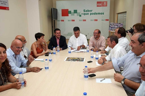 El candidato, con los secretarios de agrupaciones locales socialistas de Sevilla. | Fernando Ruso