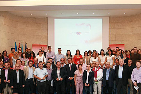 Foto de familia de alcaldes, tcnicos y el presidente provincial.