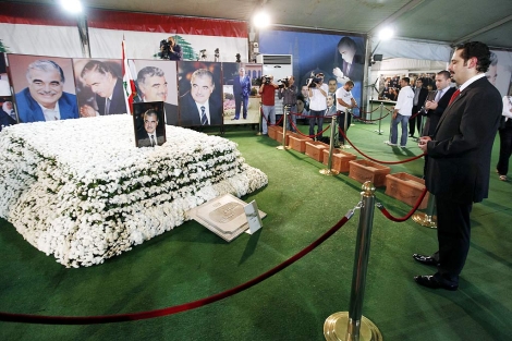 Hariri, ante un memorial en honor de su padre. | Reuters