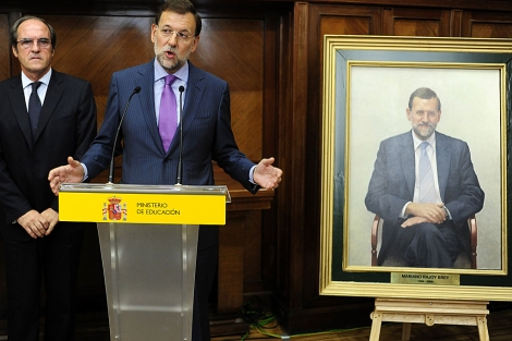 El ministro de Educacin, ngel Gabilondo, junto a Mariano Rajor en un acto en la sede del ministerio. | B. Daz