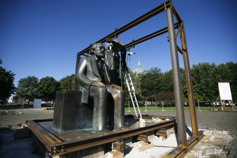 Preparan las estatuas de Marx y Engels para la mudanza. | AP