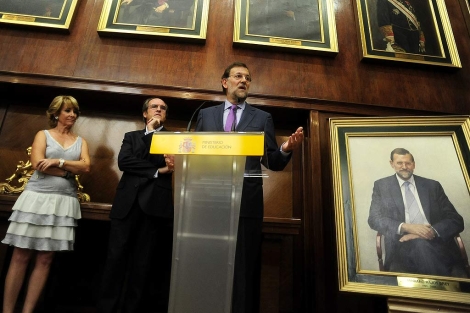 Aguirre y Gabilondo junto a Rajoy, en la presentacin de su retrato en el Ministerio. | B. Daz