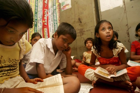 Nios de la India asisten al colegio. | Efe