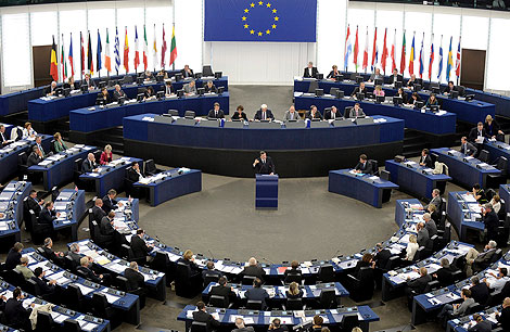 Barroso durante el debate, en el centro del hemiciclo. |Efe