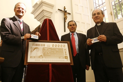 Monseor Asenjo y Patricio Crceles, de la ONCE, con el cupn dedicado a Madre Mara de la Pursima. | Esther Lobato