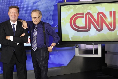 Larry King (d) con Piers Morgan en los platós de CNN. | Reuters/CNN