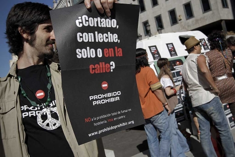 Uno de los manifestantes contra la nueva ley antitabaco. | A. Di Lolli.