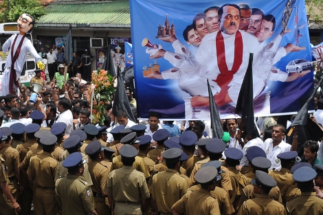 Una protesta de la oposicin contra el presidente Mahinda Rajapakse, en Colombo. | Afp