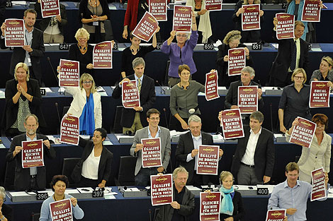 Eurodiputados con pancartas en las que reclama igualdad de derechos. | Afp