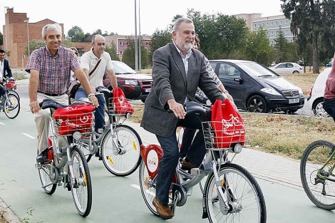 El lder de IU, Antonio Rodrigo Torrijos, en bicicleta por el carril bici. | Conchitina