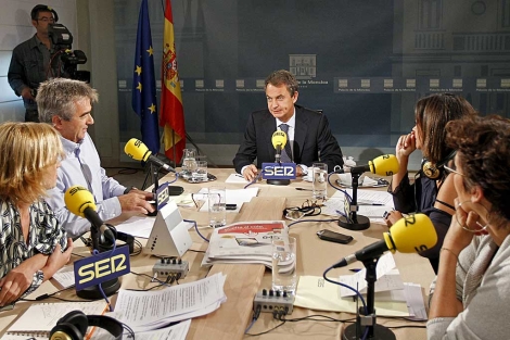 Zapatero, en La Moncloa, durante la entrevista. | Efe