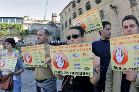 Ganaderos y representantes sindicales protestan este viernes en Santiago. | Efe