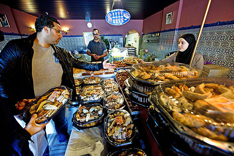 Compras en una pastelería turca en Rotterdam. | Afp