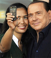 Berlusconi, con una simpatizante. | Afp