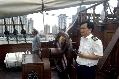 Un prctico naval del puerto de Shanghai a bordo del galen junto a Manuel Murube, que capitanear el buque. | Efe