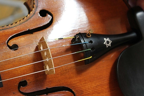 Uno de los violines expuestos en Sion.  MS FOTOS | Meritxell Mir
