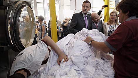 Mariano Rajoy, junto a Ana Pastor, en una lavandera de la ONCE. | Alberto Di Lolli