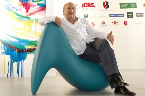Juan Pea posa delante de los logotipos de la Bienal. | Efe
