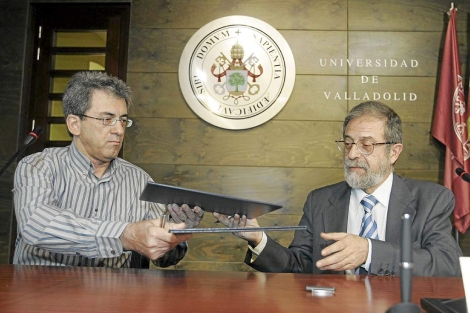 Firma del convenio entre el presidente de AVA, Javier Redondo,y el rector de la UVA, Marcos Sacristn. | Ical