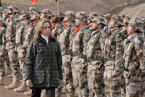 La ministra de Defensa revisa las tropas espaolas destinadas en Kabul, a finales de 2009. | Afp