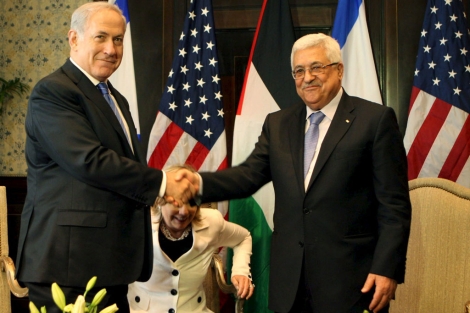 Benjamin Netanyahu saluda a Abu Mazen en presencia de Hillary Clinton en Egipto. | Efe