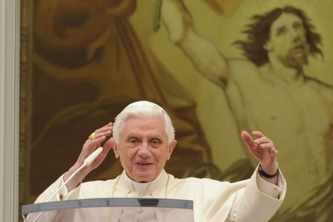 Benedicto XVI bendiciendo a los feligreseses en el balcn de su residencia. | Efe