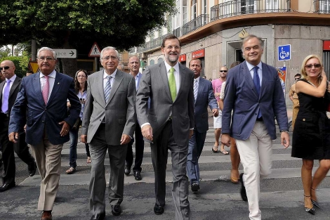 Mariano Rajoy pasea por la ciudad de Melilla. | Efe
