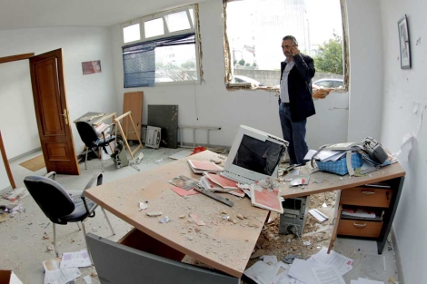 Estado en el que quedaron los despachos de la sede socialista tras la explosin. | Efe