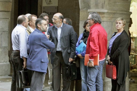 Los representantes de los sindicatos de las cajas gallegas, antes de la reunin. | Efe