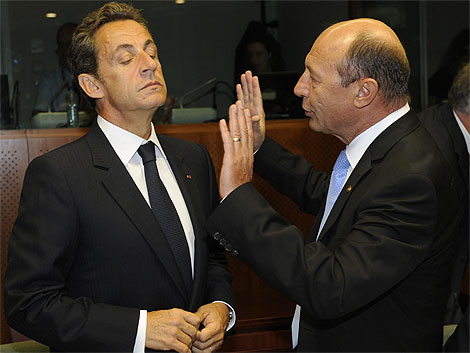 Sarkozy conversa con el presidente rumano Basescu. | Afp