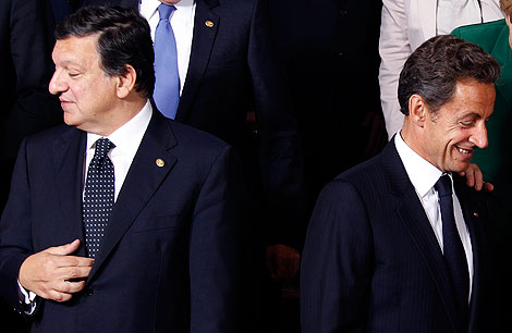 Barroso y Sarkozy, en la foto de familia del Consejo. | Reuters