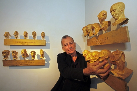 Juan Bordes, junto a algunas de sus obras. | Ricardo Muñoz