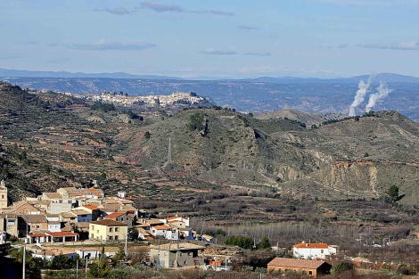 La localidad valenciana de Zarra, con las torres de la central de Cofrentes al fondo. | Efe