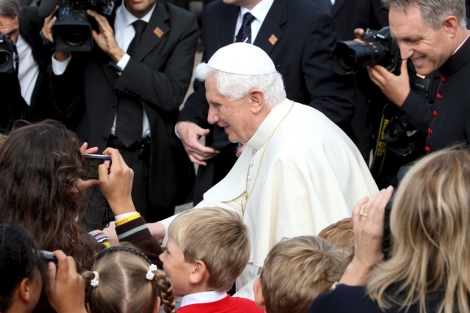 El Papa saluda a varios nios a su llegada al St Mary's University College. | Efe