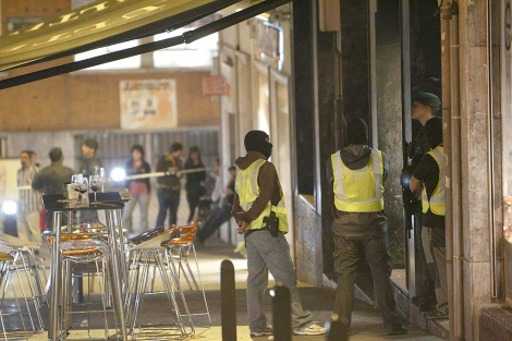 Miembros de la Guardia Civil registrando esta noche una Herriko taberna en Eibar. | Efe