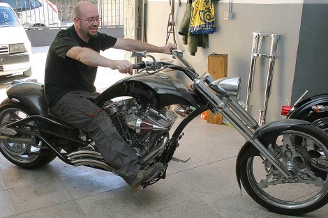 El artesano de las motocicletas prueba una de sus creaciones en su taller de Gijano de Mena. | F. Silva