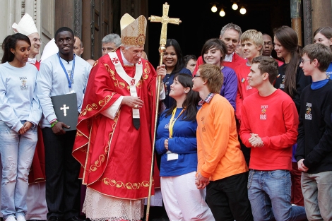 Benedicto XVI y varios jvenes a las puertas de la Catedral de Westminster. | Foto: Ap