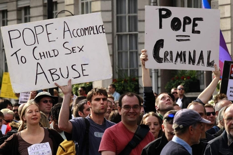 Carteles de protesta contra el Papa. | AP