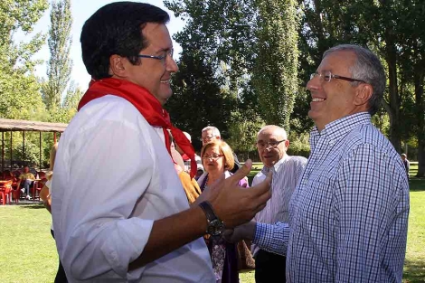 scar Lpez y el hermano de Zapatero, Juan Rodrguez, en la 'Fiesta de la Rosa'. | Ical
