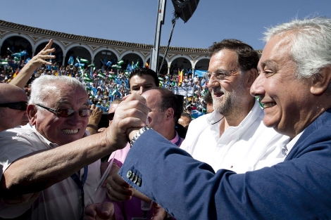 Rajoy, acompaado por Javier Arenas, a su llegada a la plaza de toros de Antequera. | Efe