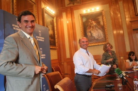Carlos Rubio, en medio, en la presentacin del informe. | Cabanillas
