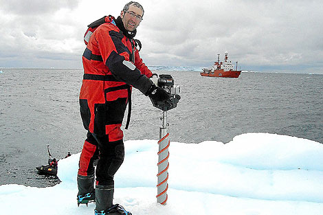 El investigador Jess Arrieta recoge muestras en el hielo anttico | J.A.