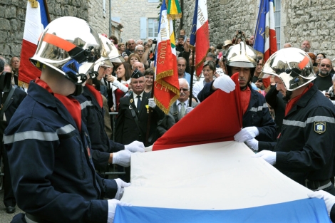 Bomberos de Pars reciben la bandera en Chandolas. | Afp