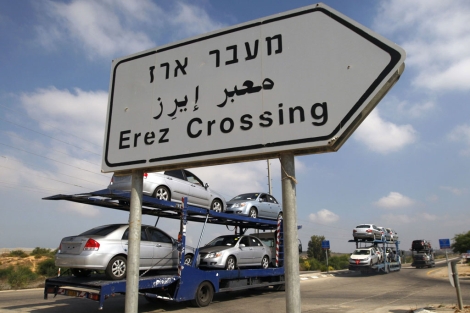 Los coches llegan al puesto fronterizo de Erez. | Reuters