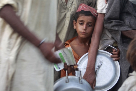 Un nio paquistan espera el reparto de comida tras las inundaciones. | Ap